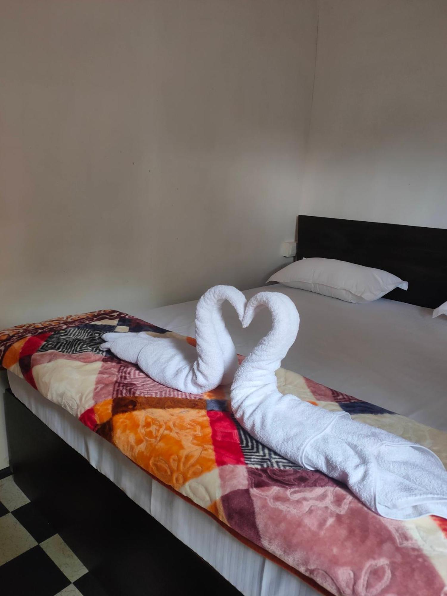 Paradice Huts Guest house *